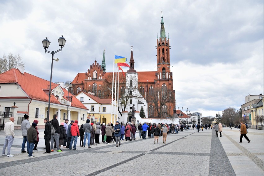 Świąteczne paczki trafiły do najuboższych białostoczan. Przed Katedrą wydano prawie siedem ton żywności (zdjęcia)