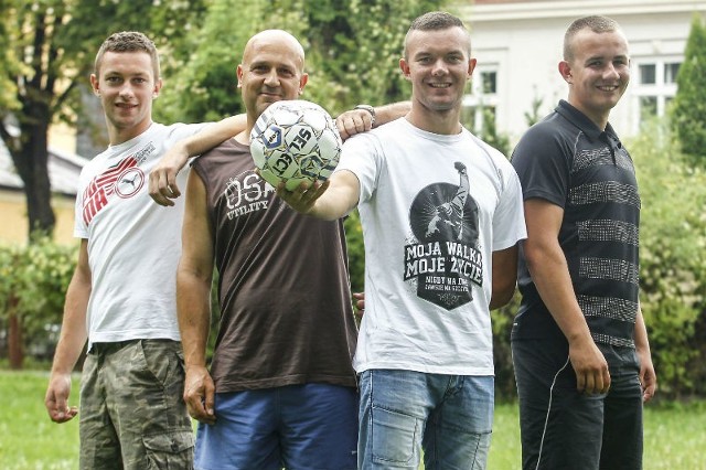 Piłkarze Victorii wraz z trenerem. Od lewej Kamil Bernacki, Grzegorz Gross, Sławomir Bernacki i Damian Chmiel.