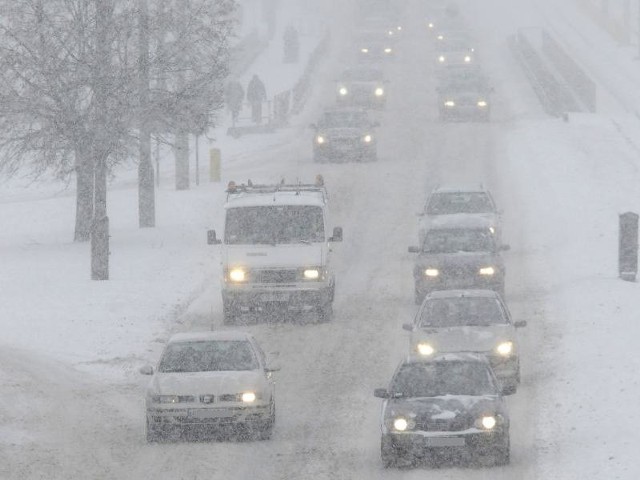 Śnieg nie przestawał padać. Kierowcy musieli uzbroić się w cierpliwość i zachować szczególną ostrożność.