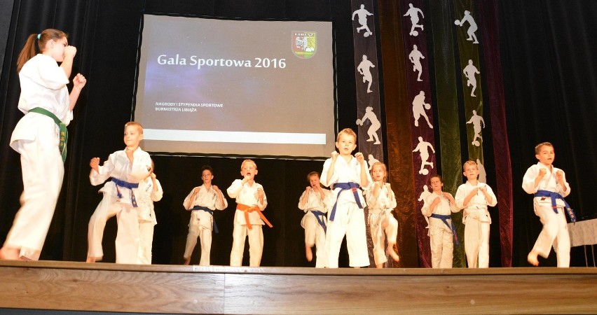 Galę sportu uświetnił pokaz młodych karateków.