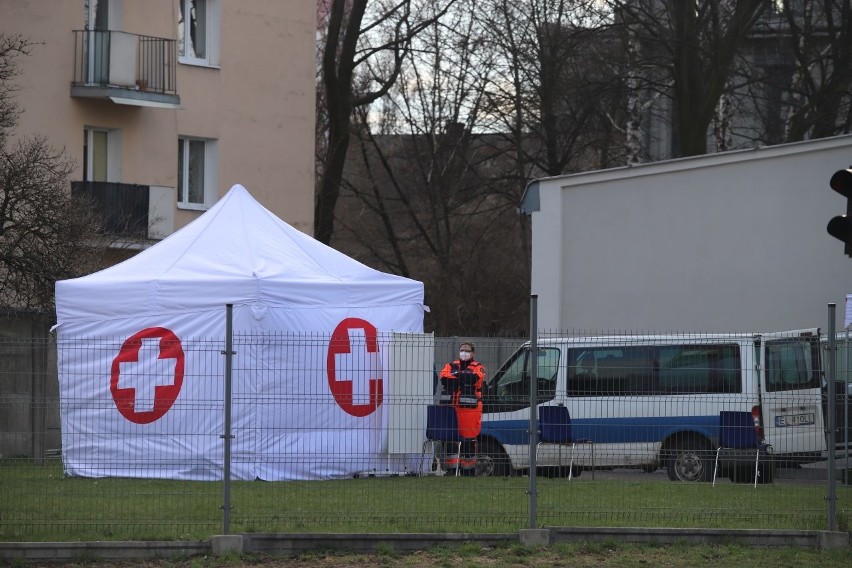 Darmowy posiłek świąteczny dla ubogich na Pietrynie ZDJĘCIA