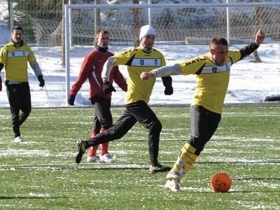 Wojciech Trochim (przy piłce) był wyróżniającą się postacią sparingu Sandecji z Okocimskim, który odbył się na boisku w Tylmanowej Fot. KOW