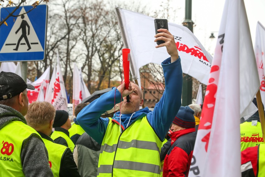 Hutnicy protestowali przeciwko wygaszeniu wielkiego pieca [ZDJĘCIA]