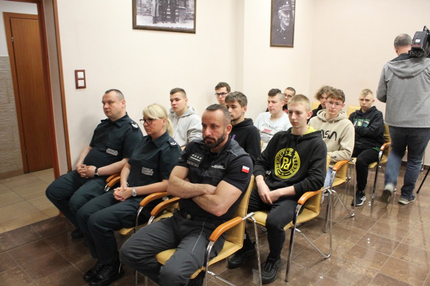 Cała klasa w areszcie! Uczniowie Zespołu Szkół Samochodowych w Bydgoszczy rozmawiali o bezpieczeństwie w ruchu drogowym
