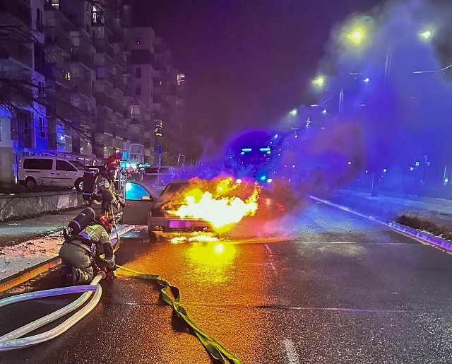 W sobotę wieczorem zapalił się samochód jadący ulicą Broniewskiego w Toruniu. Dwie podróżujące nim osoby zdołały samodzielnie opuścić pojazd.