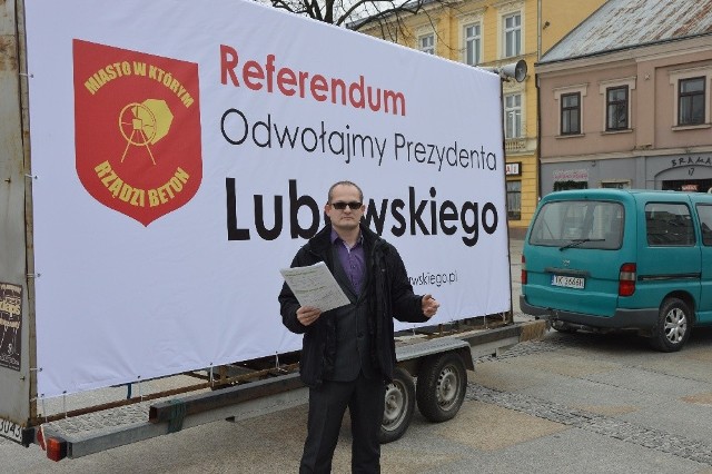 Takie samochody z banerem i reklamą głosową od poniedziałku jeździ po Kielcach. Na zdjęciu przy jednym z samochodów, Arkadiusz Stawicki z Kieleckiego Komitetu Referendalnego.