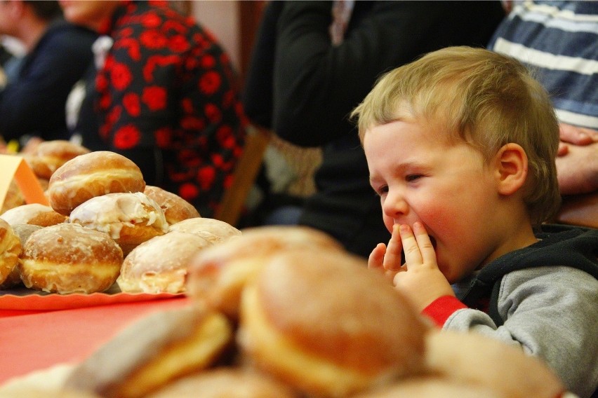 Pączki i faworki PRZEPISY. Jak zrobić w domu pączki i...