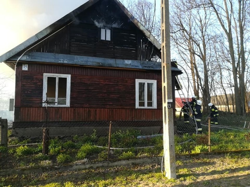 Pożar domu we wsi Dryga. Dach budynku spłonął doszczętnie [ZDJĘCIA]