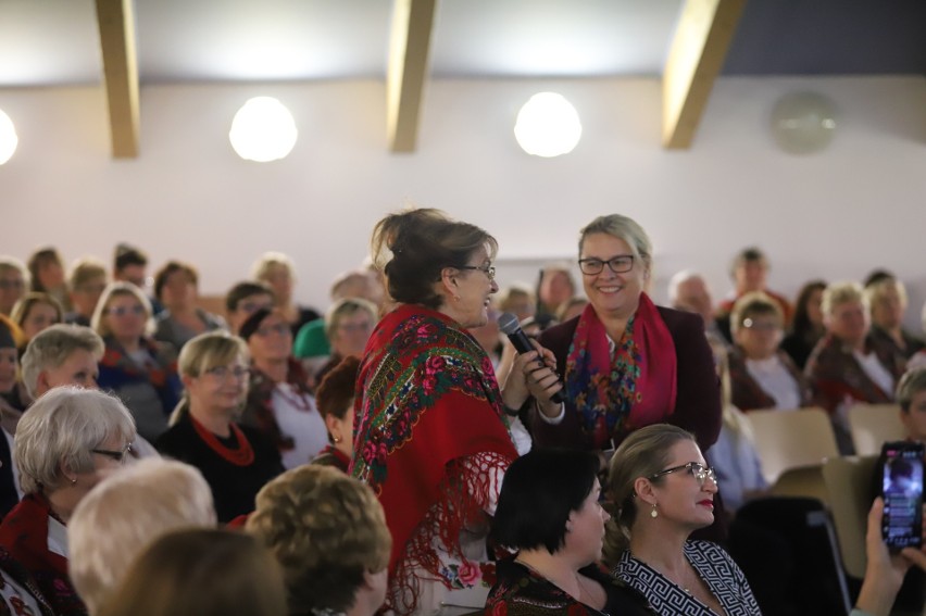 "Kobiety z pasją… sposób na ciekawe życie" - ponad 200 pań z Kół Gospodyń Wiejskich z kieleckiego spotkało się w Szklanym Domu w Ciekotach