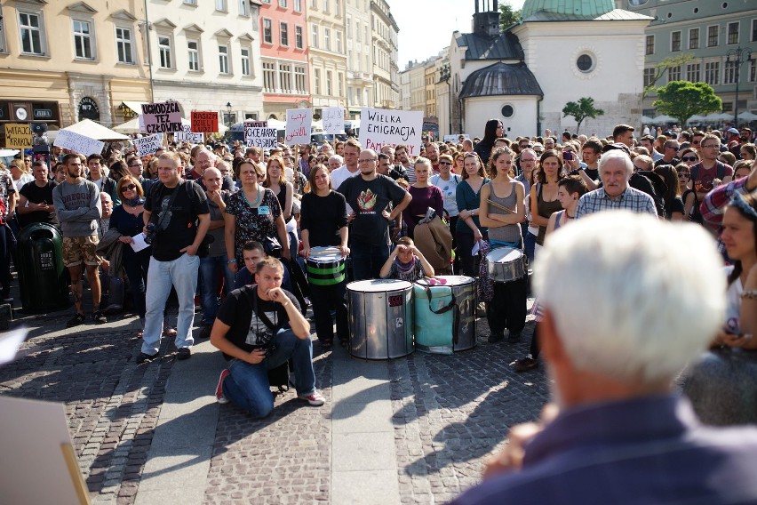 Kraków. "Chcę Arabkę za sąsiadkę" - demonstracja poparcia dla uchodźców [WIDEO, ZDJĘCIA]