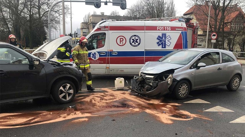 Do zderzenia dwóch aut doszło w poniedziałek, 3 lutego, na...