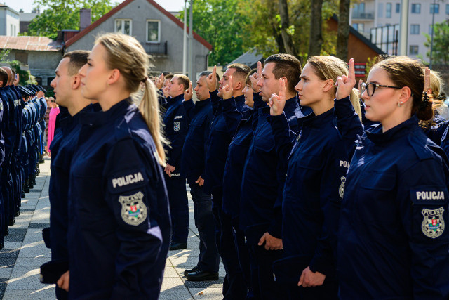 Nowi policjanci w podlaskim garnizonie. Przed komendą wojewódzką 50 funkcjonariuszy złożyło ślubowanie. Były też medale dla zasłużonych