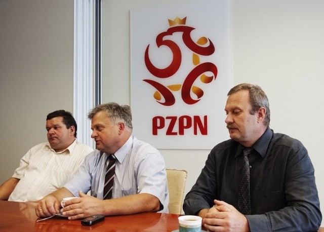 Działacze konfederacji szukają ratunku w PZPN-ie. W środku Stanisław Kruczek, z lewej Daniel Bator, prezes Wenecjanki.