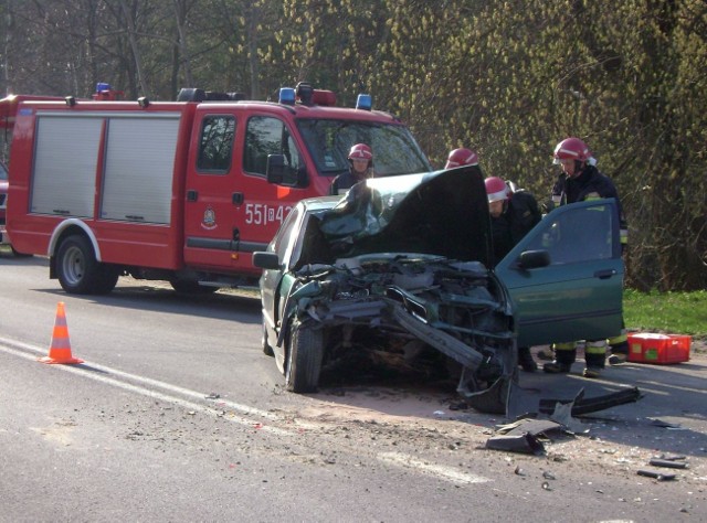 Zniszczone w kolizji bmw.