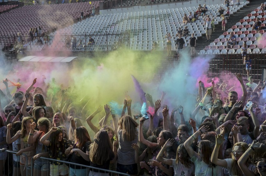 Eksplozja kolorów w Jastrzębiu. Barwna chmura nad stadionem