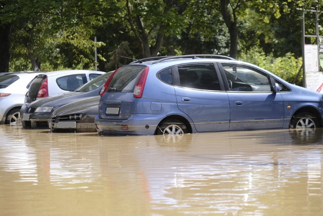 Właściciele zalanych pojazdów mogą starać sie o odszkodowanie od Aquanetu.
