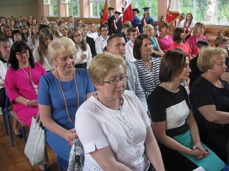 Uroczystość zgromadziła uczniów, nauczycieli i rodziców z...