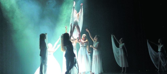 Tancerki Skarżyskiego Teatru Tańca na dużej scenie Miejskiego Centrum Kultury miały przed sobą niełatwe zadanie - oddać ruchem początki świata, które badał ksiądz profesor Włodzimierz Sedlak. Na zdjęciu - premiera spektaklu "Życie jest światłem". 