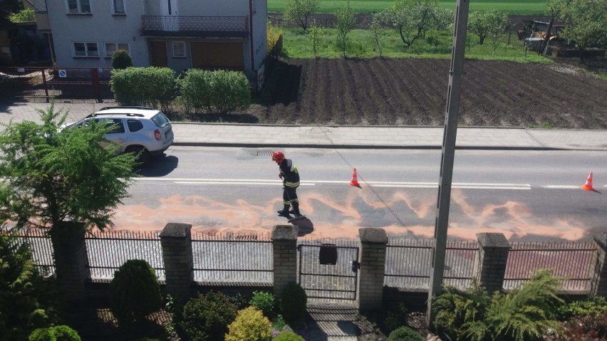 Proszowice. Strażacy usuwali olej rozlany na ulicy Kościuszki