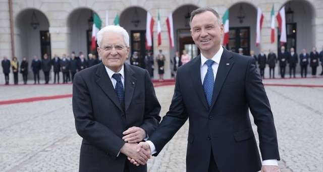 Andrzej Duda po spotkaniu z prezydentem Włoch podkreślił, że "każdy, kto wzywa do zaprzestania pomocy dla Ukrainy, działa w interesie Moskwy".