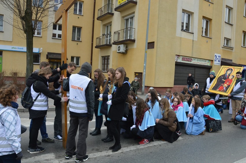Tarnów. Tłumy młodych z całej diecezji przeszły ulicami miasta niosąc krzyż