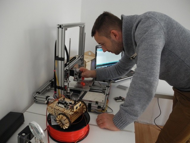Dotację z urzędu pracy Krzysztof Nowakowski przeznaczył na wyposażenie pracowni, m.in. w drukarkę 3D.