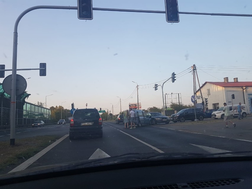 Wypadek w Wojkowicach Kościelnych. Zderzenie bmw z samochodem dostawczym