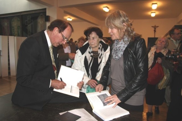 Stanisław Sławomir Nicieja podpisuje książki Alfredzie Kwiatkowskiej (w środku), urodzonej w miejscowości Święty Józef w województwie stanisławowskim i Barbarze Biliczak.