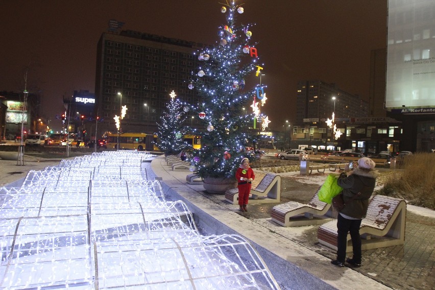 Lampki na bożonarodzeniowej choince w Katwicach już świecą....