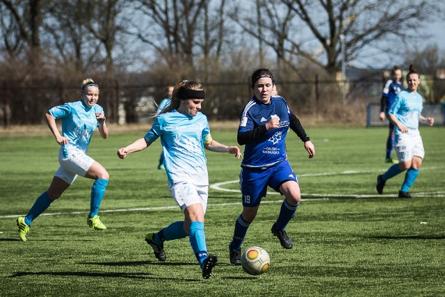 Fragment pierwszego wiosennego meczu: KKP Bydgoszcz - Stomil Olsztyn (0:0). Przy piłce Joanna Daleszczyk (w tym meczu jajo kapitan).