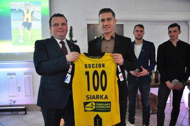 Daniel Koczon (z prawej) gra obecnie w Stali Rzeszów, ale w barwach Siarki zaliczył 102 mecze i jest w Klubie 100.