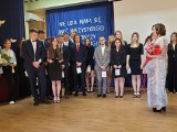Uroczyste pożegnanie maturzystów Katolickiego Liceum Ogólnokształcącego imienia świętej Jadwigi Królowej w Sandomierzu. Zobacz zdjęcia