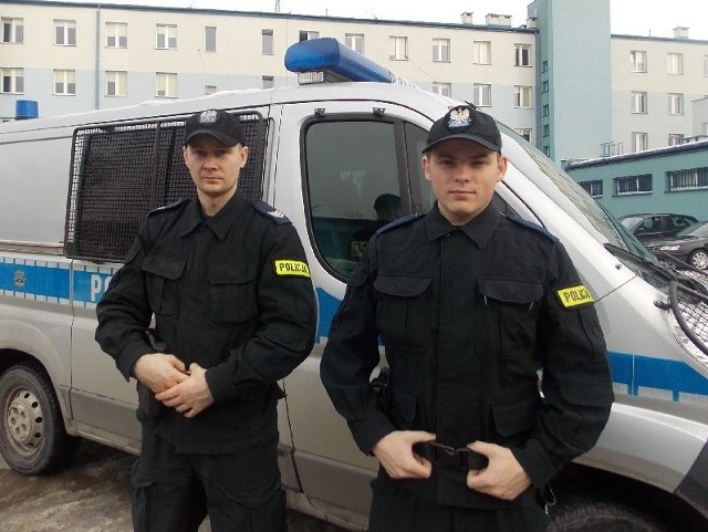Sierżant sztabowy Tomasz Adamus i posterunkowy Mateusz Walkiewicz uratowali desperata.