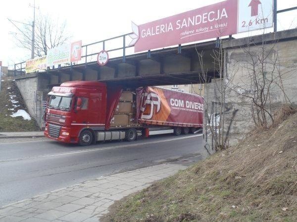 Ciężarówka o mało nie utknęła pod wiaduktem na ul. Niciarnianej 