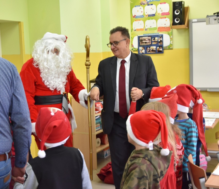 Burmistrz Iwanisk w Mikołajki odwiedził szkoły na terenie gminy. Były prezenty i wspólne tańce