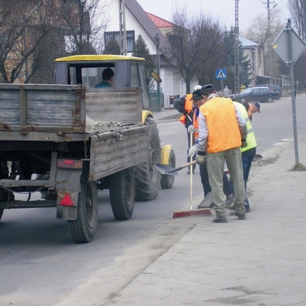 W czwartek bezrobotni sprzątali łapskie ulice