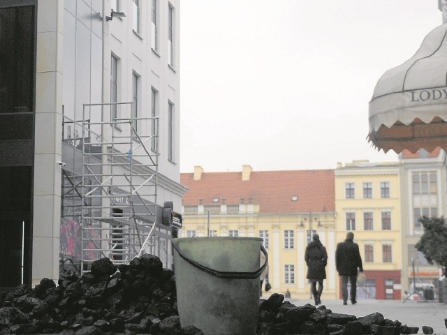 Głupota,bezmyślność? Węgiel zabrudził nowe płyty.