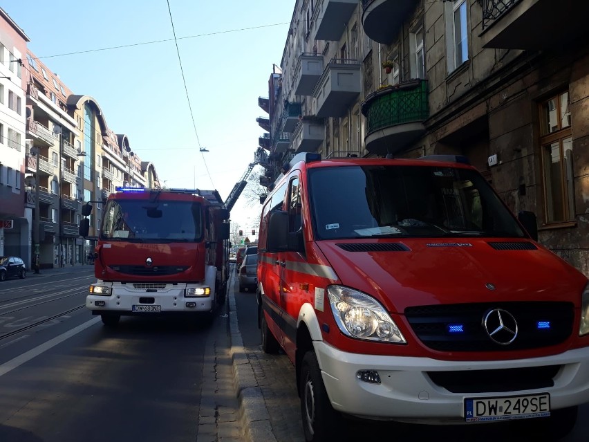 Akcja straży pożarnej na Traugutta. Zablokowany przejazd tramwajów