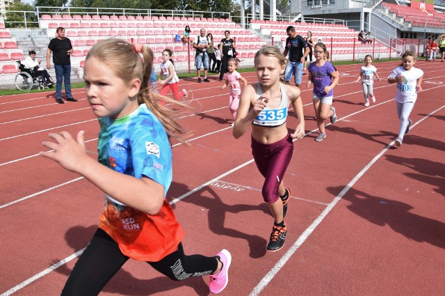 W ramach biegu Orange Run w Inowrocławiu rywalizowali też najmłodsi zawodnicy w wieku od 3 do kilkunastu lat. Każdy zdobył wspaniały medal