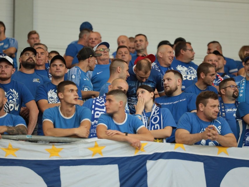 Kibice Niebieskich wspierali swoją drużynę na meczu w...