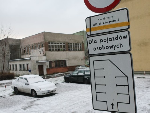 Zmodyfikowany napis na znakach przy wjeździe na parking jest już zgodny ze stanem faktycznym. 