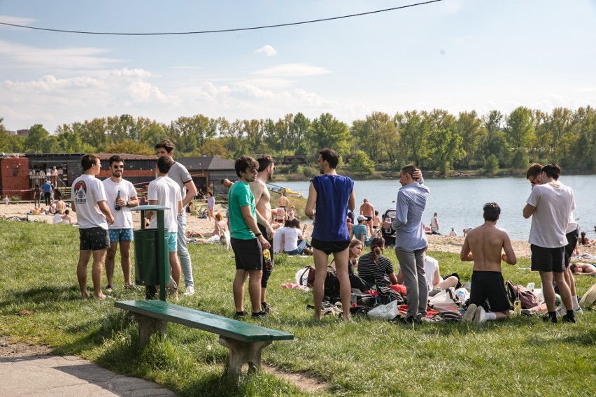 Tłumy nad Bagrami. Piękna pogoda "wyciąga" mieszkańców Krakowa z mieszkań i domów. Niektórzy kompletnie lekceważą nakaz [GALERIA]