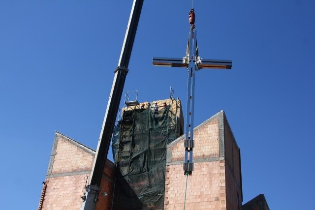 Krzyż już zamontowany na nowym kościele w Rybniku