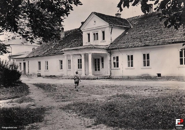 Nagłowice - miejscowość w Polsce położona w województwie świętokrzyskim, w powiecie jędrzejowskim. Oddalona od Jędrzejowa o 15 kilometrów oraz około 53 kilometry od Kielc. W latach 1973–1976 miejscowość była siedzibą gminy Nagłowice-Oksa.W Nagłowicach mieszkał i tworzył ojciec literatury polskiej – Mikołaj Rej.Jak czytamy na stronie gminy Nagłowice:Teren obecnej gminy Nagłowice to jeden z najstarszych obszarów osadniczych Ziemi jędrzejowskiej. Najwcześniejsze chronologiczne wzmianki o Nagłowicach pochodzą z 1269 roku, kiedy to książę Bolesław Wstydliwy poświadczył transakcję między klasztorem jędrzejowskim, a wojewodą krakowskim Sułkiem z Niedźwiedzia, na mocy której cystersi otrzymywali dziedzinę komorników i koniarzy w Nagłowicach. W 1325 roku Nagłowice zapisano w rejestrach dziesięciny papieskiej jako wieś z kościołem parafialnym, którego plebanem był Czechosław. Jednak już 3 tysiące lat temu rozwijała się tutaj kultura łużycka, o czym świadczy odkrycie w Nagłowicach cmentarzyska kultury łużyckiej z 86 grobami. Z kolei w Jaronowicach znaleziono kilka monet rzymskich. Chociaż Nagłowice w swojej historii miały wielu właścicieli: Lisów, Porajów, Kotkowskich, Walewskich, Kosickich, a od 1914 roku Radziwiłłów, to Rejowie będąc właścicielami Nagłowic od XV wieku znacząco przyczynili się do popularności tej miejscowości. Do historii literatury polskiej Mikołaj Rej herbu Oksza przeszedł z określeniem "z Nagłowic", z których się pisał. Miejscowość dziedziczona przez kolejne pokolenia Rejów stała się nieodłącznym elementem nazwiska pisarza, którego nazywamy ojcem literatury polskiej. Mikołaj Rej, autor wielu utworów o tematyce świeckiej i religijnej, należy do grona postaci – symboli kultury polskiej. Dziś przedstawiamy Nagłowice na starych, unikatowych fotografiach. Większość przedstawia wyjątkowe miejsce - dzisiejszy Dworek Mikołaja Reja w Nagłowicach.Na zdjęciu: Muzeum Dworek Mikołaja Reja w Nagłowicach. Lata 1962-1968.>>>>Zobacz na kolejnych slajdach