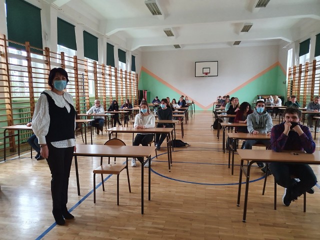 Maturzyści z I Liceum Ogólnokształcącego punktualnie stawili się na egzamin. Powitała ich Ewa Malec, dyrektor szkoły.