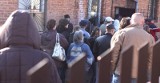 Tłumy, kłótnie, nerwy i płacz - walka o kromkę przed kieleckim Caritasem (wideo)