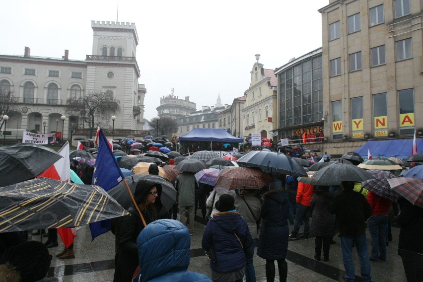 Manifestacja KOD w Bielsku-Białej w strugach deszczu [ZDJĘCIA]