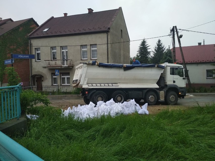 Kraków-Bieżanów tonie pod hektolitrami wody. Dzielnica walczy z powodzią