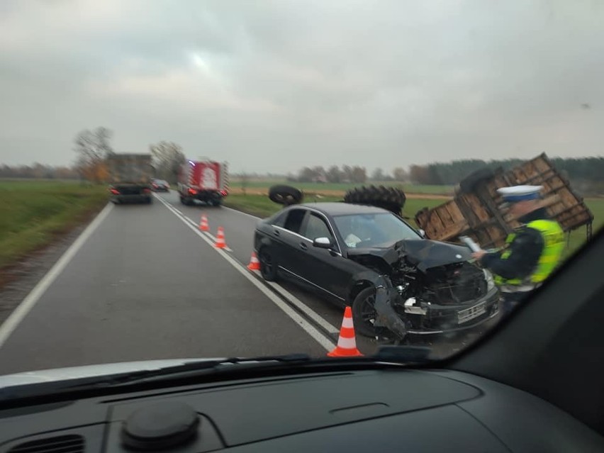 Wypadek pod Mońkami. Mercedes zderzył się z ciągnikiem