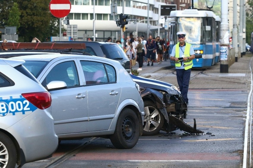 Wypadek przy placu Dominikańskim. Spore utrudnienia (ZDJĘCIA)